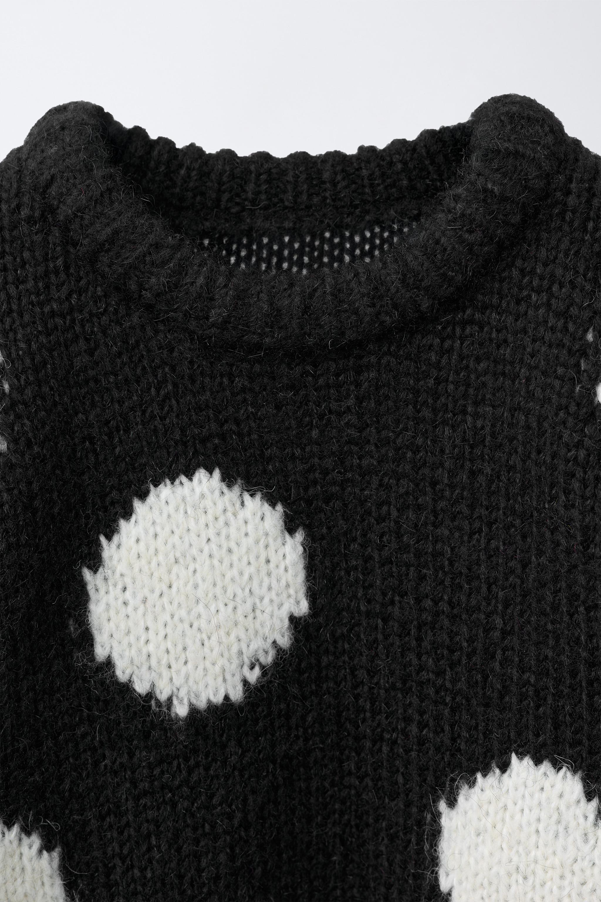 PULL EN MAILLE À POIS AVEC LAINE